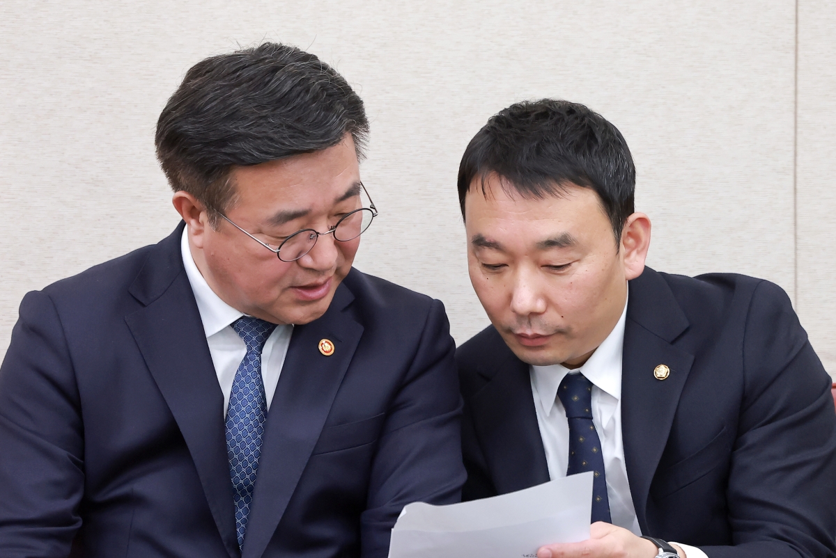 윤호중(왼쪽) 행정안전부 장관이 지난 18일 국회 법제사법위원회 전체회의에서 여당 간사인 김용민 더불어민주당 의원과 중대범죄수사청 설치법 상정에 앞서 대화하고 있다. 2026.3.18 연합뉴스