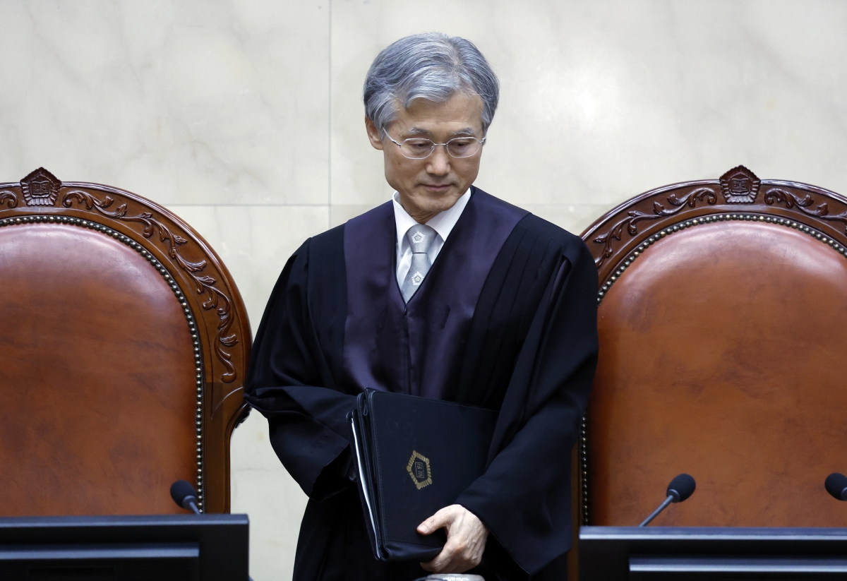 (서울=뉴스1) 박정호 기자 = 조희대 대법원장이 19일 오후 서울 서초구 대법원 대법정에서 열린 모해위증 관련 전원합의체 선고를 위해 입장하고 있다.  뉴스1