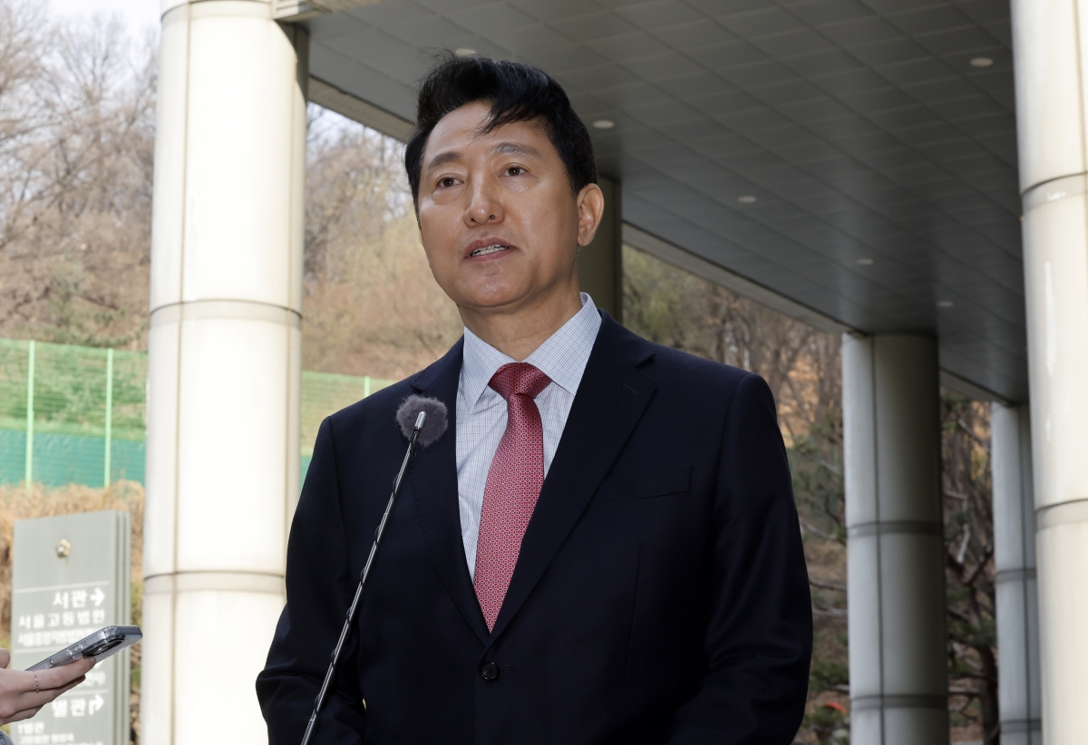 ‘명태균 여론조사비 대납’ 의혹으로 기소된 오세훈 서울시장이 20일 오전 서울 서초구 서울중앙지방법원에서 열린 정치자금법 위반 혐의 관련 3차 공판에 출석하며 입장을 말하고 있다. 뉴스1