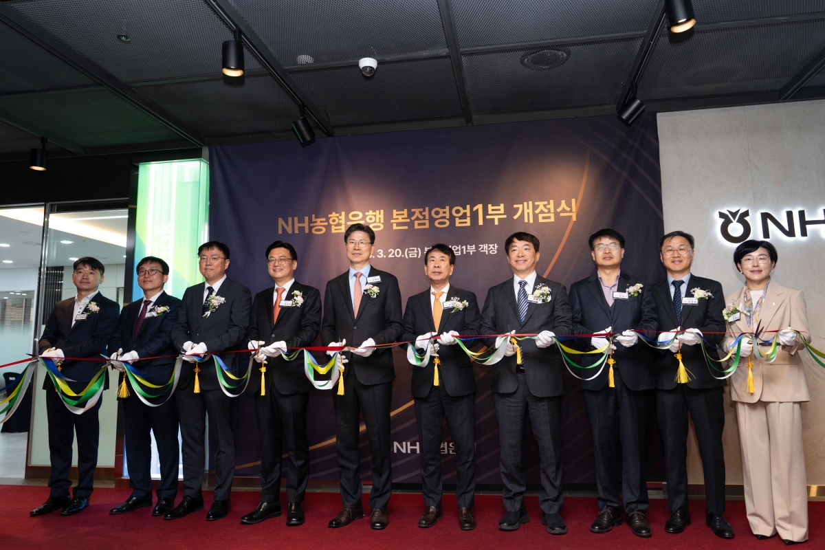 (왼쪽부터) 이현인 금융노조 NH지부 부위원장, 박현동 NH농협은행 경영지원부문 부행장 , 김경원 (주)KG모빌리언스 상무, 정원영 한화솔루션(주) 총괄, 강태영 NH농협은행 은행장, 김진구 유진기업(주) 부사장, 최종일 효성티앤씨(주) 전무, 임태기 사조산업(주) 전무, 엄을용 NH농협은행 기업금융부문 부행장, 장해심 NH농협은행 본점영업1부 부장. NH농협은행 제공