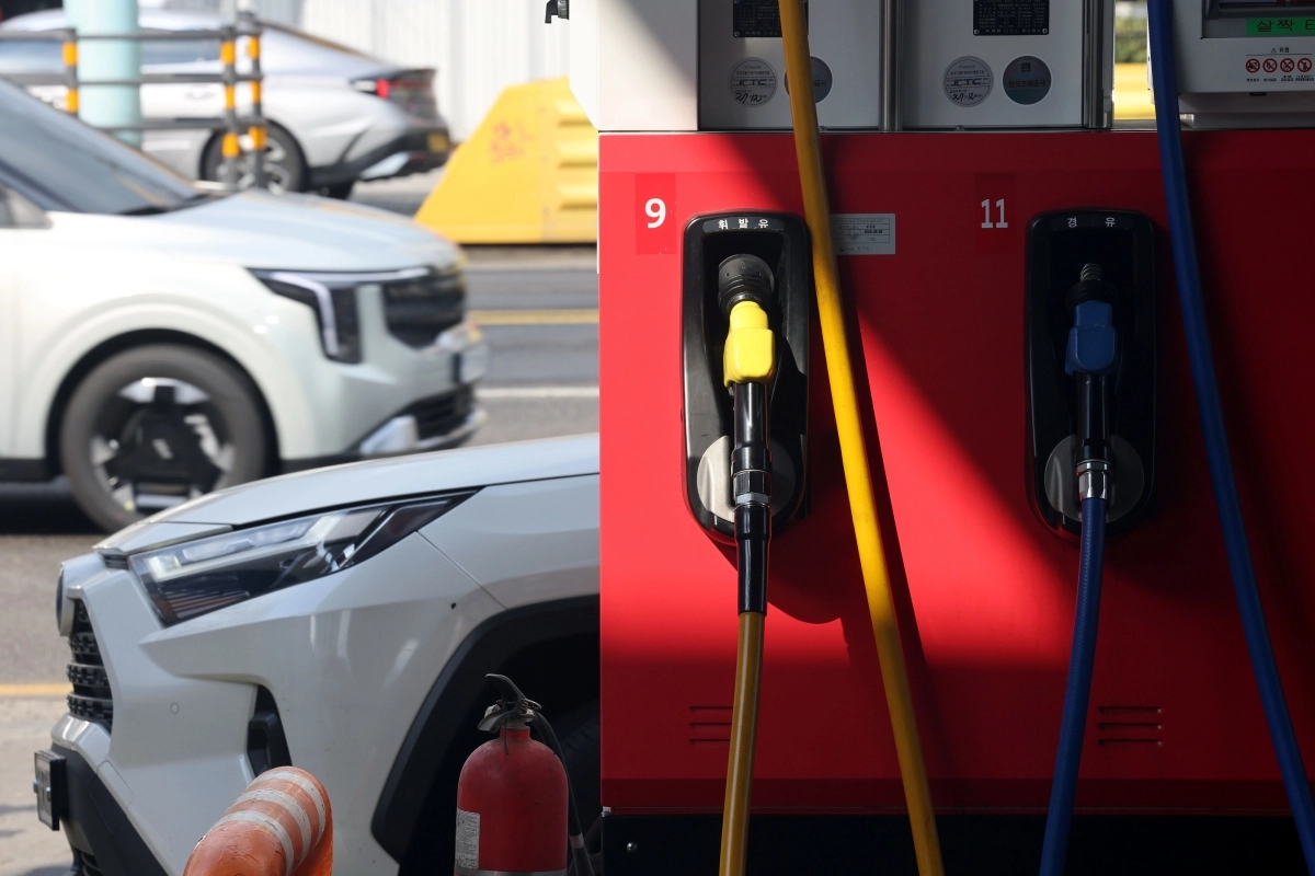 20일 서울의 한 주유소에 차량이 주유를 하기 위해 정차해 있다. 뉴스1