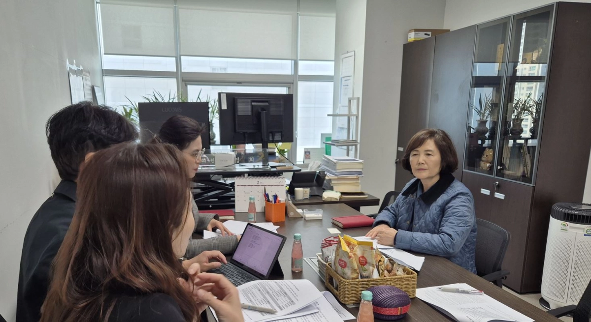 김영희 의원이 19일 경기도교육청 특수교육과와 정담회를 갖고, 특수교육대상 학생의 학교 내 의료적 지원체계 개선방안에 대해 논의하고 있다.(사진=경기도의회)