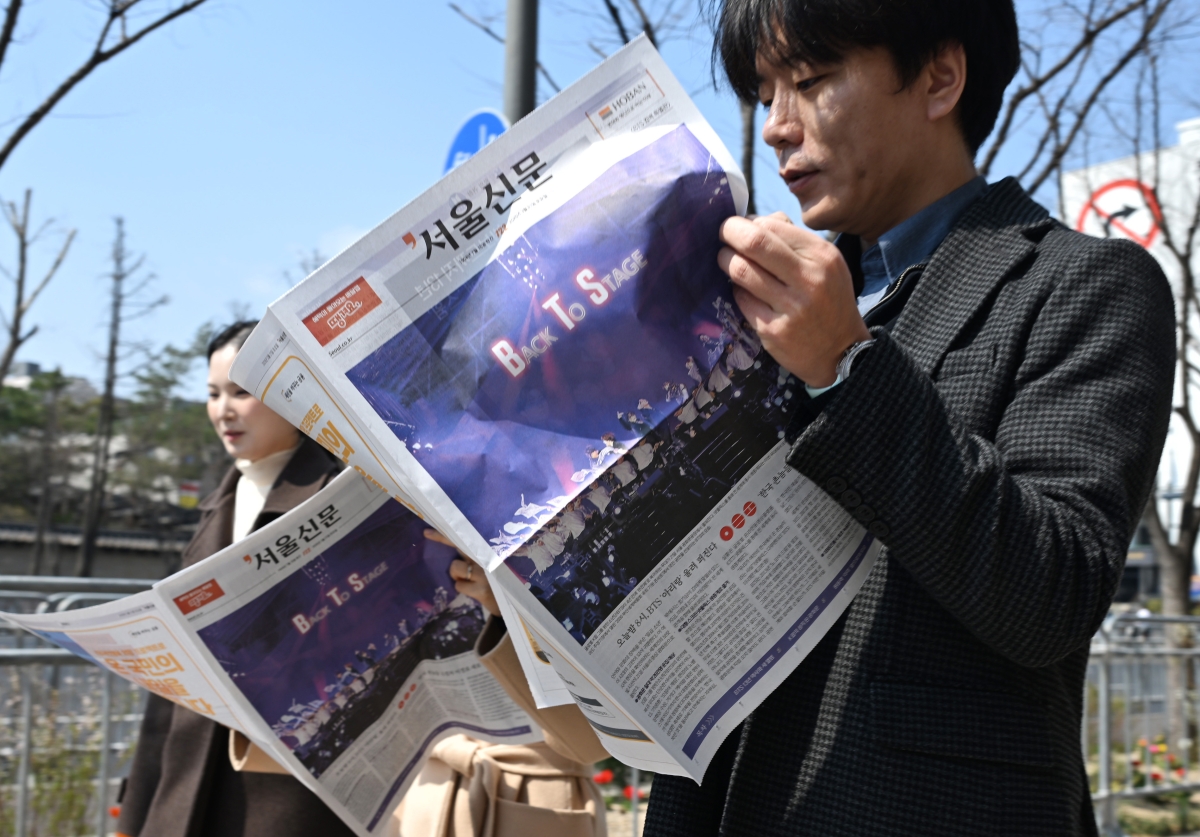 방탄소년단(BTS)의 광화문 컴백공연을 하루 앞 둔 20일 서울시 중구 태평로 서울신문사 앞에서 호외로 제작된 서울신문 BTS 특별판을 외국인들과 시민들이 받아가고 있다. 이번 서울신문 특별판은 20일과 공연 당일인 21일에  배포될 예정이다.2026. 3. 20 홍윤기 기자