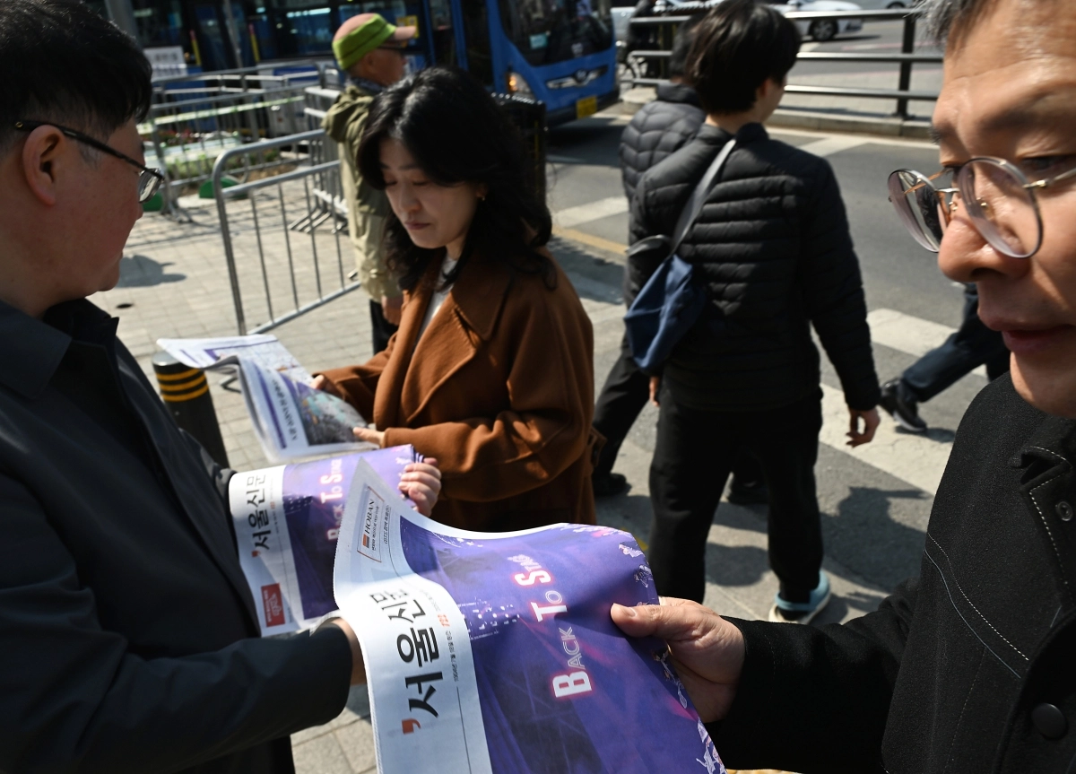 방탄소년단(BTS)의 광화문 컴백공연을 하루 앞 둔 20일 서울시 중구 태평로 서울신문사 앞에서 호외로 제작된 서울신문 BTS 특별판을 외국인들과 시민들이 받아가고 있다. 이번 서울신문 특별판은 20일과 공연 당일인 21일에  배포될 예정이다.2026. 3. 20 홍윤기 기자