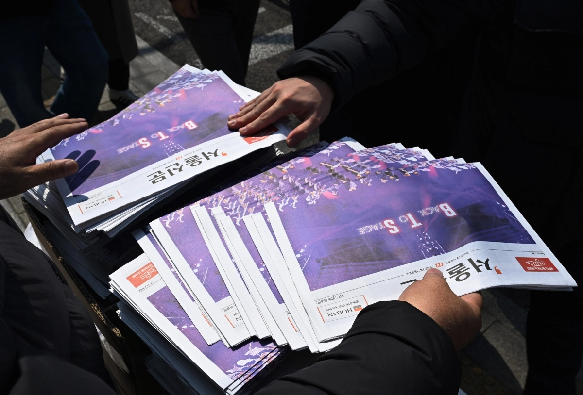 방탄소년단(BTS)의 광화문 컴백공연을 하루 앞 둔 20일 서울시 중구 태평로 서울신문사 앞에서 호외로 제작된 서울신문 BTS 특별판을 외국인들과 시민들이 받아가고 있다. 이번 서울신문 특별판은 20일과 공연 당일인 21일에  배포될 예정이다.2026. 3. 20 홍윤기 기자