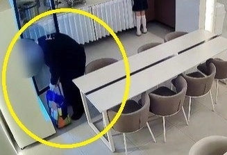 한 남성이 서울의 한 호텔에서 제공하는 음료수들을 가방에 담고 있다. 스레드 캡처