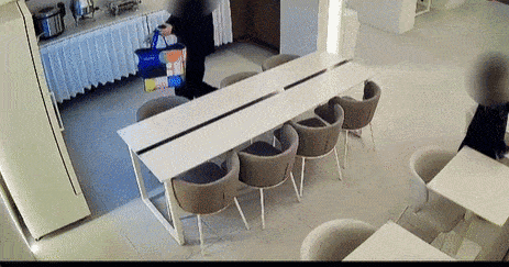 한 남성이 서울의 한 호텔에서 제공하는 음료수들을 가방에 담고 있다. 스레드 캡처