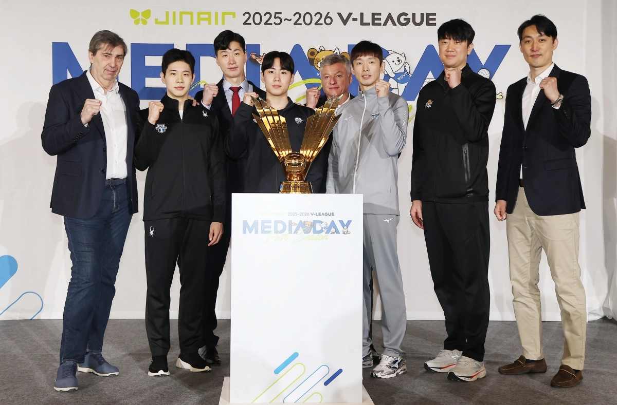 20일 서울 강남구 호텔 리베라에서 열린 ‘진에어 2025-2026 V-리그 포스트시즌 미디어데이’에서 남자부 감독과 선수들이 기념촬영을 하고 있다. 왼쪽부터 현대캐피탈 필립 블랑 감독, 황승빈, 우리카드 박철우 감독대행, 한태준, 대한항공 헤난 달 조토 감독, 한선수, KB손해보험 나경복, 하현용 감독대행. 연합뉴스