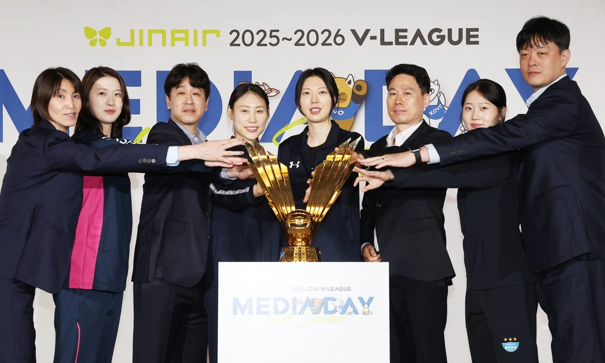 20일 서울 강남구 호텔 리베라에서 열린 ‘진에어 2025-2026 V-리그 포스트시즌 미디어데이’에서 여자부 감독과 선수들이 기념촬영을 하고 있다. 왼쪽부터 흥국생명 요시하라 도모코 감독, 이다현, 한국도로공사 김종민 감독, 배유나, 현대건설 양효진, 강성형 감독, GS칼텍스 권민지, 이영택 감독. 연합뉴스