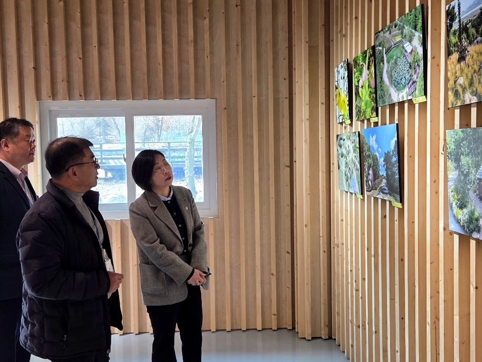 20일 안산시 단원구 대부도에 위치한 바다향기수목원을 방문한 이은미 의원이 수목원 관계자와 함께 전시관 시설을 둘러보며 운영 현황을 점검하고 있다. (사진=경기도의회)