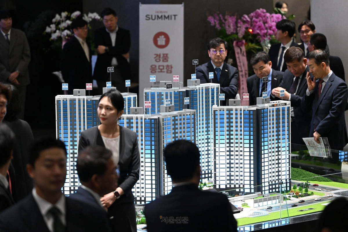 입주 희망자들이 26일 경기 시흥시 광석동 528-1에 마련된 ‘호반써밋 시흥거모 B1블록’ 견본주택에서 단지 모형을 살펴보고 있다. 2026.3.20 홍윤기 기자