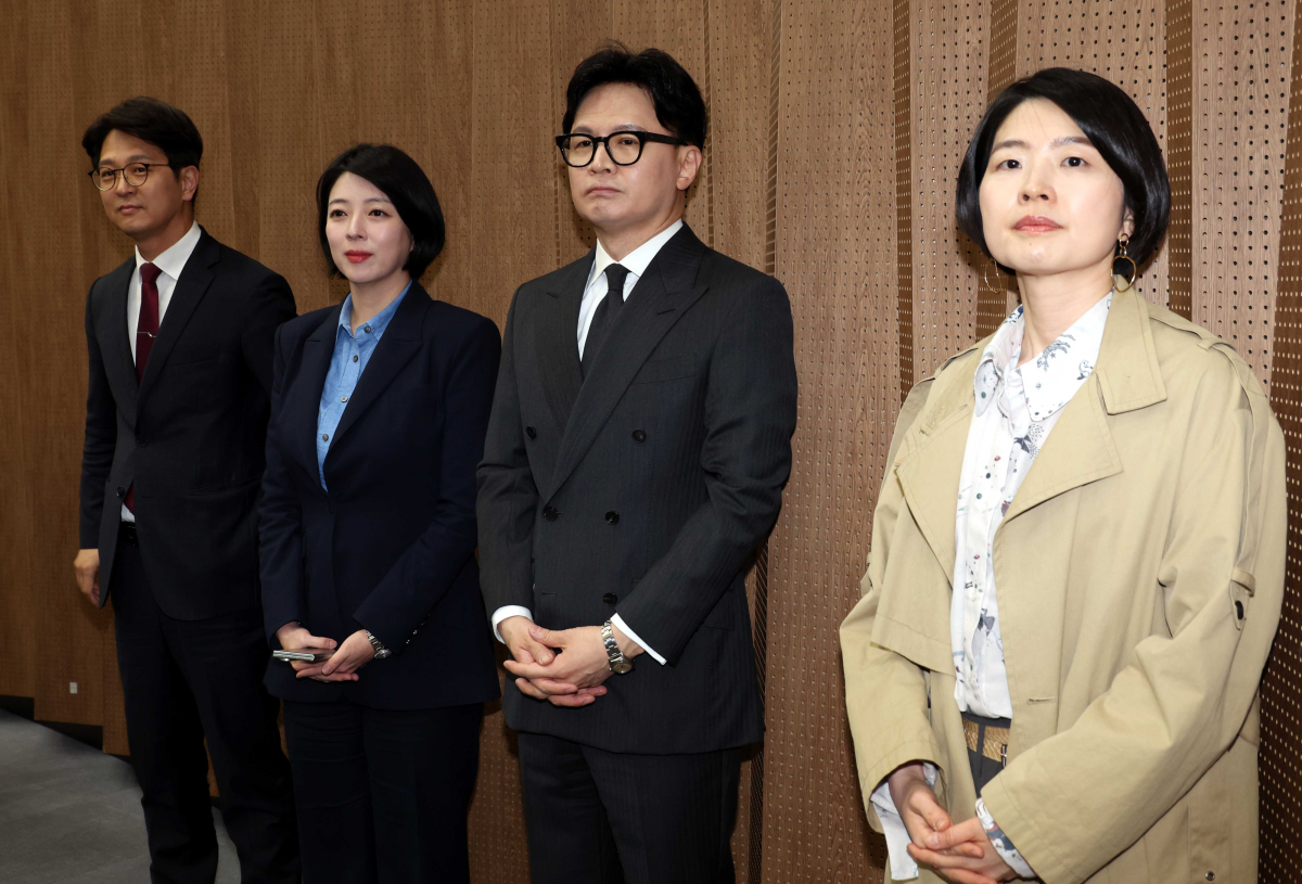 한동훈 전 국민의힘 대표와 의원들이 20일 오후 서울 여의도 국회 소통관에서 ‘탈당 권고(사실상 제명)’의 징계 효력이 정지된 김종혁 전 최고위원의 입장 발표 기자회견을 지켜보고 있다. 서울남부지법은 이날 김 전 최고위원이 국민의힘을 상대로 낸 징계 효력정지 가처분 신청을 인용했다. 왼쪽부터 정광재 동연정치연구소장, 배현진 의원, 한 전 대표, 한지아 의원. 뉴시스