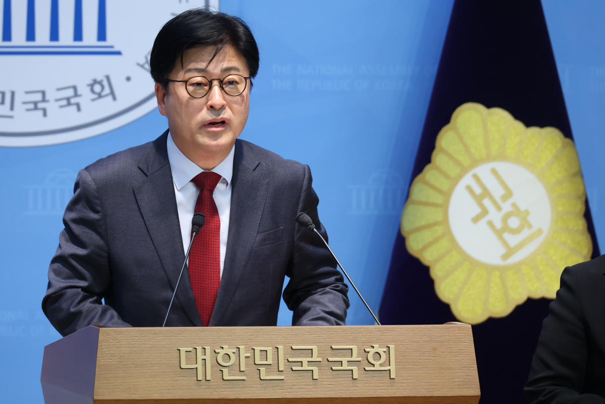 국민의힘 김종혁 전 최고위원이 20일 국회 소통관에서 중앙윤리위 징계에 대한 법원의 효력정지 가처분 인용 결정과 관련해 기자회견을 하고 있다. 연합뉴스