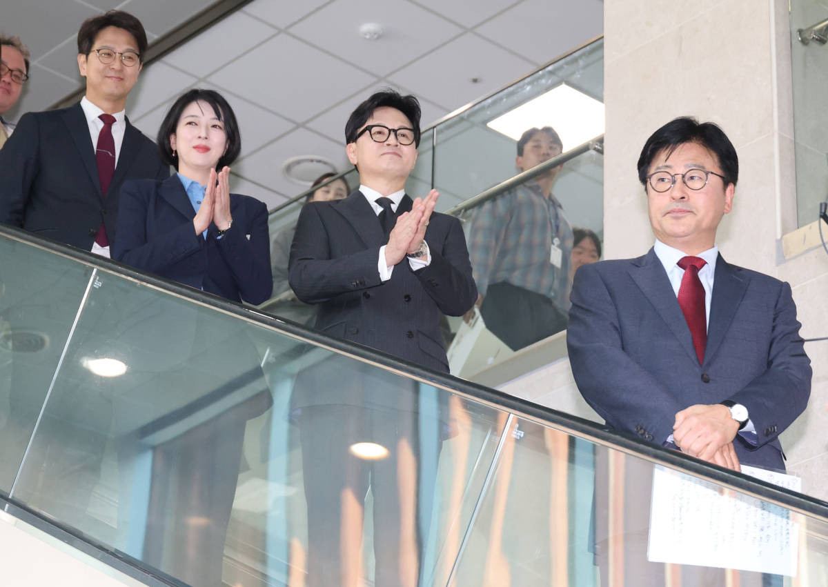 20일 국회 소통관에서 열린 김종혁 전 최고위원의 중앙윤리위 징계에 대한 법원의 효력정지 가처분 인용 결정 관련 기자회견을 마친 뒤 국민의힘 김종혁 전 최고위원, 한동훈 전 대표, 배현진 의원이 이동하고 있다. 연합뉴스