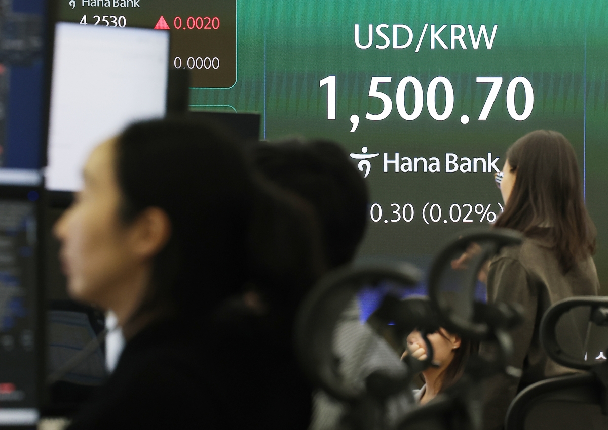 20일 서울 중구 하나은행 본점 딜링룸 전광판에 원·달러 환율이 표시돼 있다. 2026.3.20. 연합뉴스