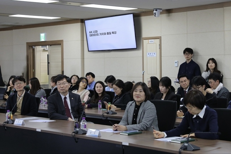 안형준 국가데이터처장(왼쪽에서 두 번째)이 20일 대전 국가데이터처 대회의실에서 열린 ‘AX 시대 데이터의 가치와 품질’ 명사초청특강에 참석해 강연을 경청하고 있다. (사진=국가데이터처)