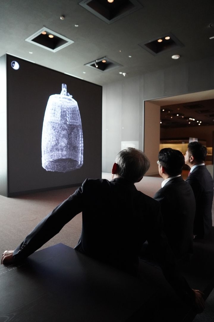 유홍준(왼쪽) 국립중앙박물관장이 방시혁 하이브 의장과 감각전시실을 관람하는 모습. 국립중앙박물관 제공