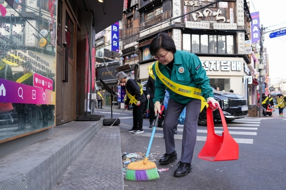 이순희 강북구청장이 지난해 ‘봄맞이 대청소의 날’을 맞아 거리 청소를 하고 있다. 강북구 제공