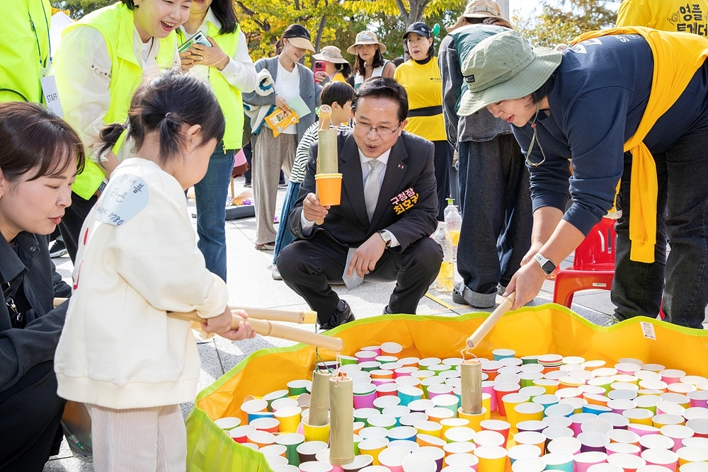 최호권(가운데) 영등포구청장이 어린이집 한마당 축제에 참석한 어린이와 이야기를 나누고 있다. 영등포구 제공