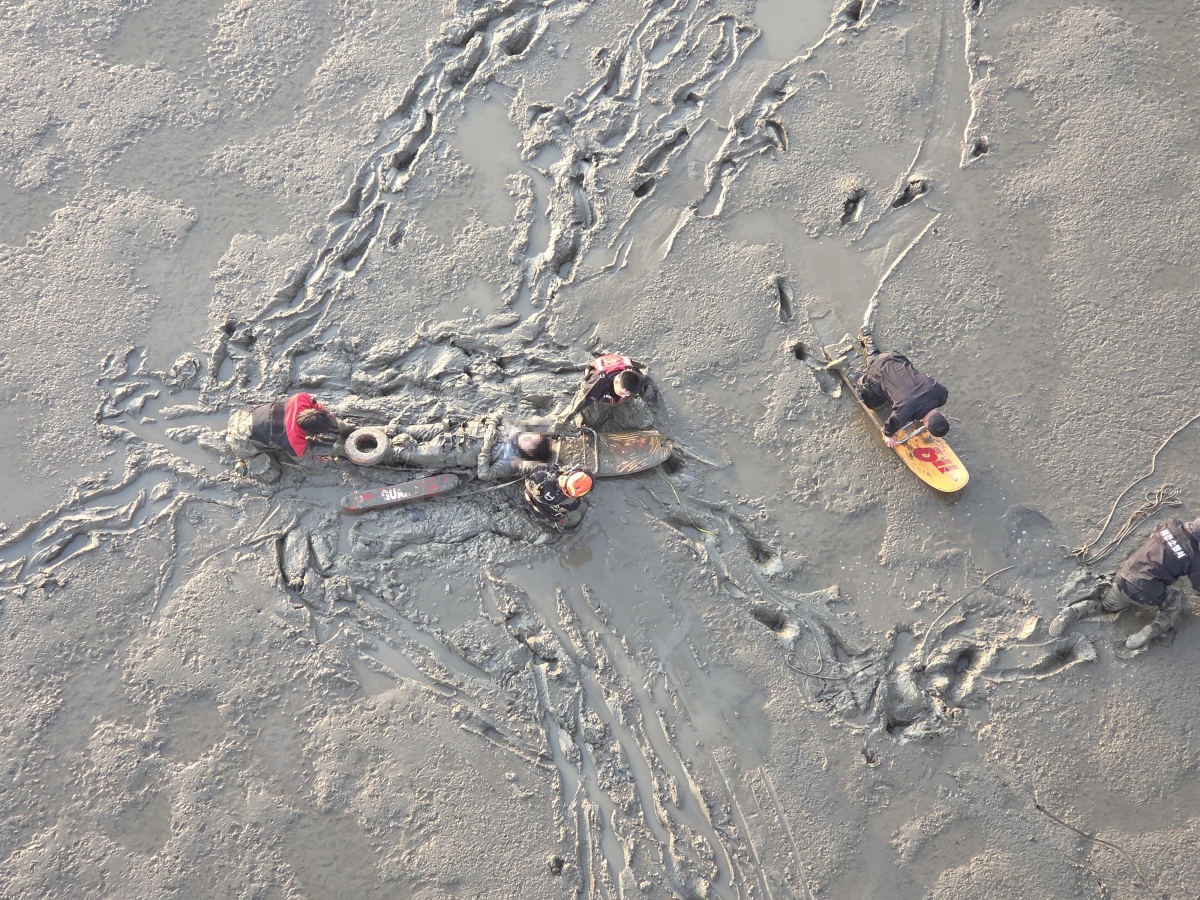 충남소방본부 대원들이 ‘갯보드’로 인명을 구조하고 있다. 도 소방본부 제공
