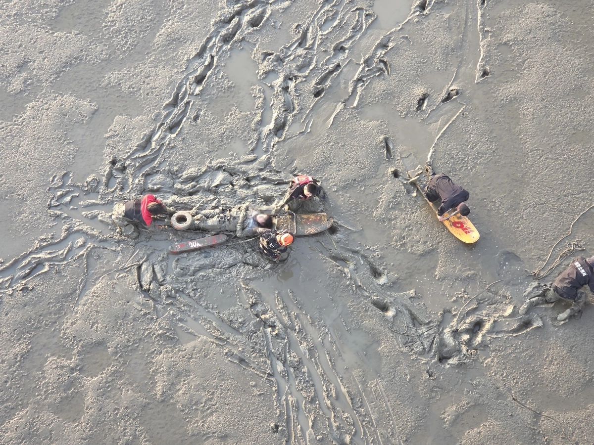 충남소방본부 대원들이 ‘갯보드’로 인명을 구조하고 있다. 도 소방본부 제공