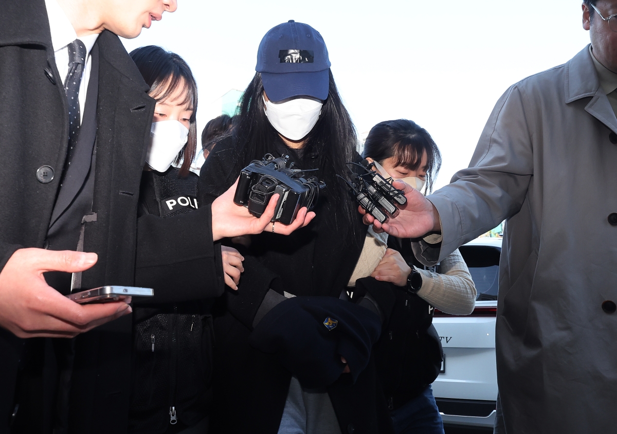 영장실질심사 출석하는 세살 딸 학대 치사 친모