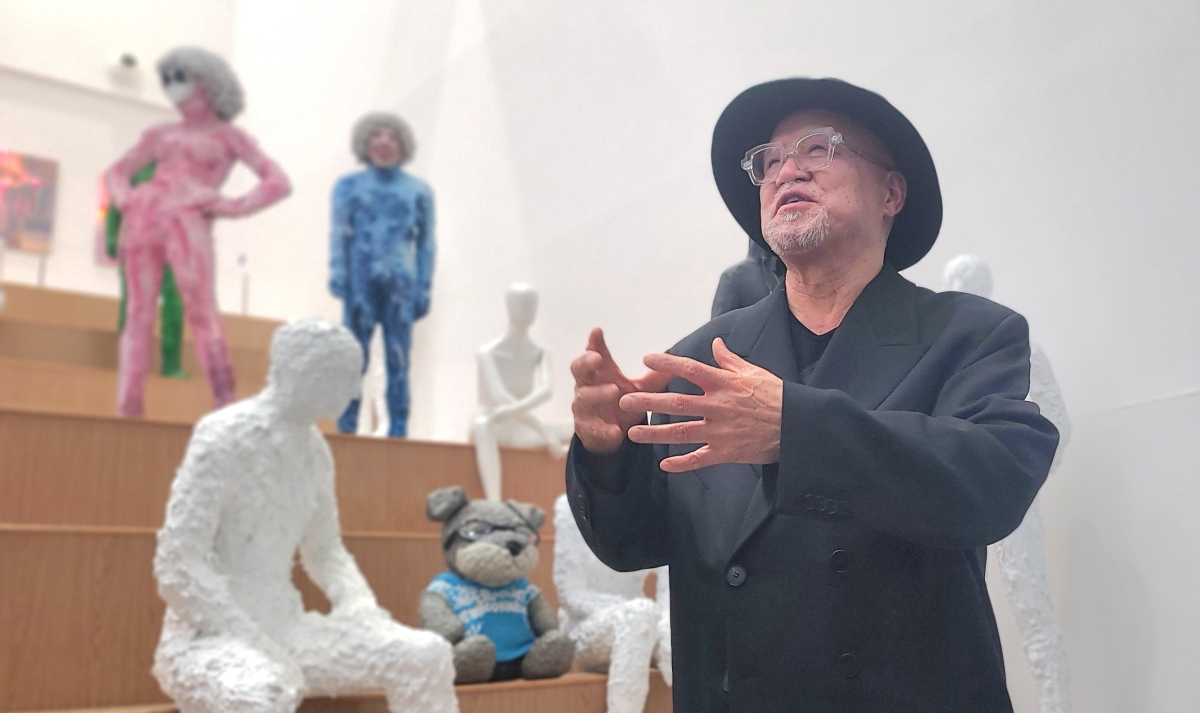 작가 ‘씨킴(CI KIM)’이 20일 충북 청주시립미술관 열린 전시회에서 작품들을 설명하고 있다. 이종익 기자