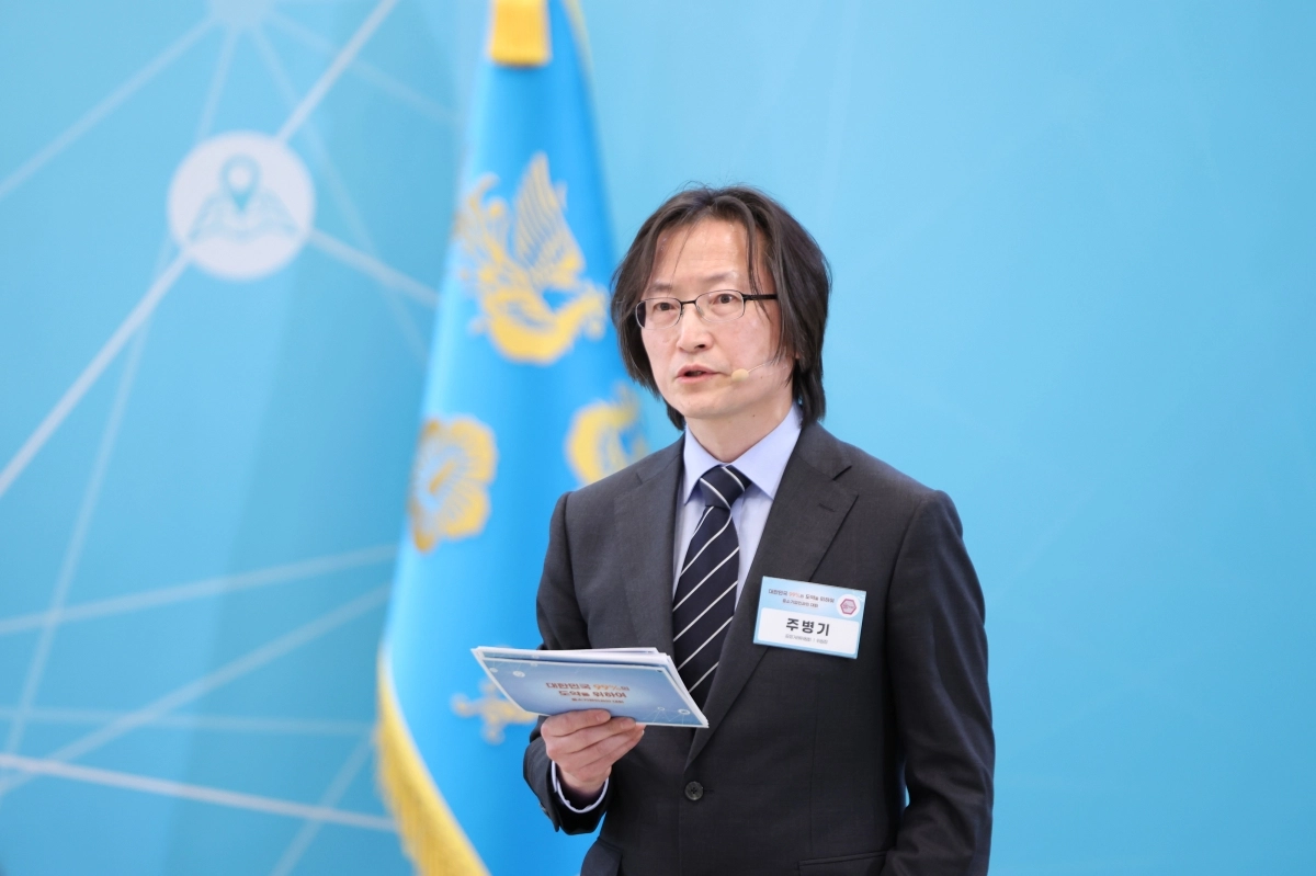 주병기 공정거래위원장이 20일 청와대 영빈관에서 이재명 대통령 주재로 열린 중소기업인과의 대화에서 공정질서 확립을 통한 대·중기 격차 해소를 주제로 정부 발제를 하고 있다. 연합뉴스