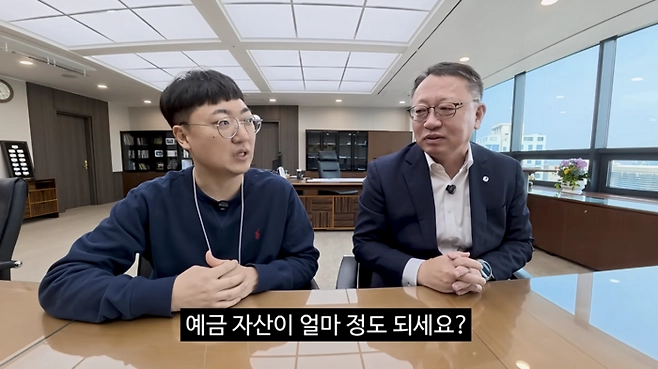 충주맨 김선태씨가 개인 유튜브 채널 첫 광고 영상으로 우리은행 편을 20일 공개했다. 정진완 우리은행장(오른쪽)이 김씨의 질문에 답하고 있다. 김선태 유튜브