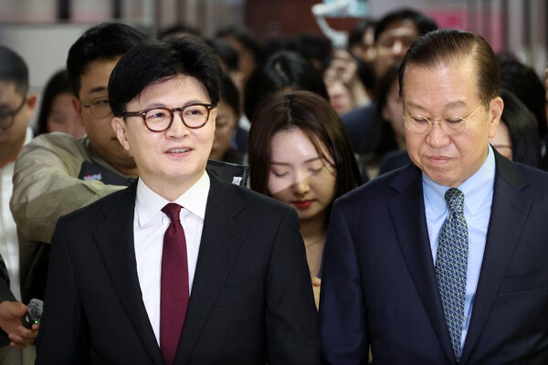 한동훈(왼쪽) 전 국민의힘 대표와 권영세 의원이 함께 이동하고 있다. 뉴시스