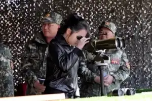 [포토] 김정은, 주애와 보병·전차 협동공격 참관