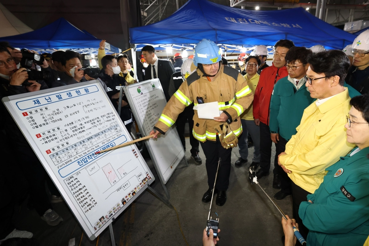 대전 공장 화재 보고받는 김민석 총리