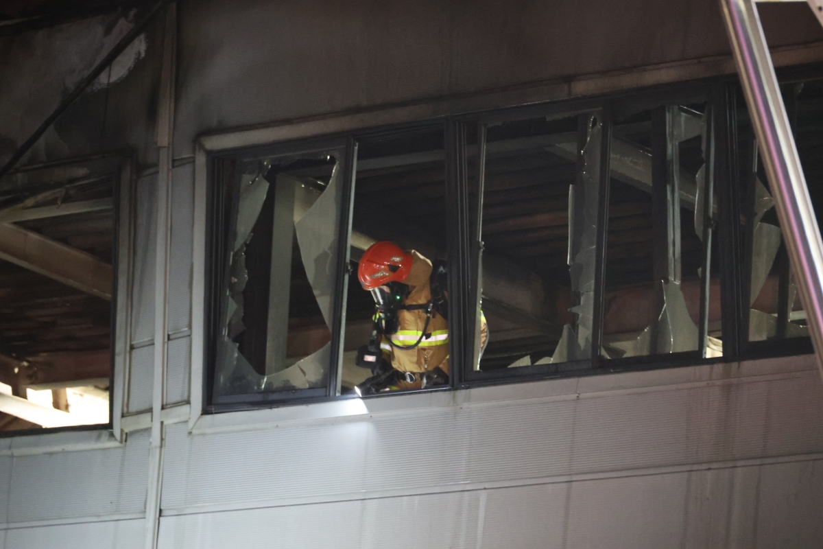 건물 내부서 인명 수색