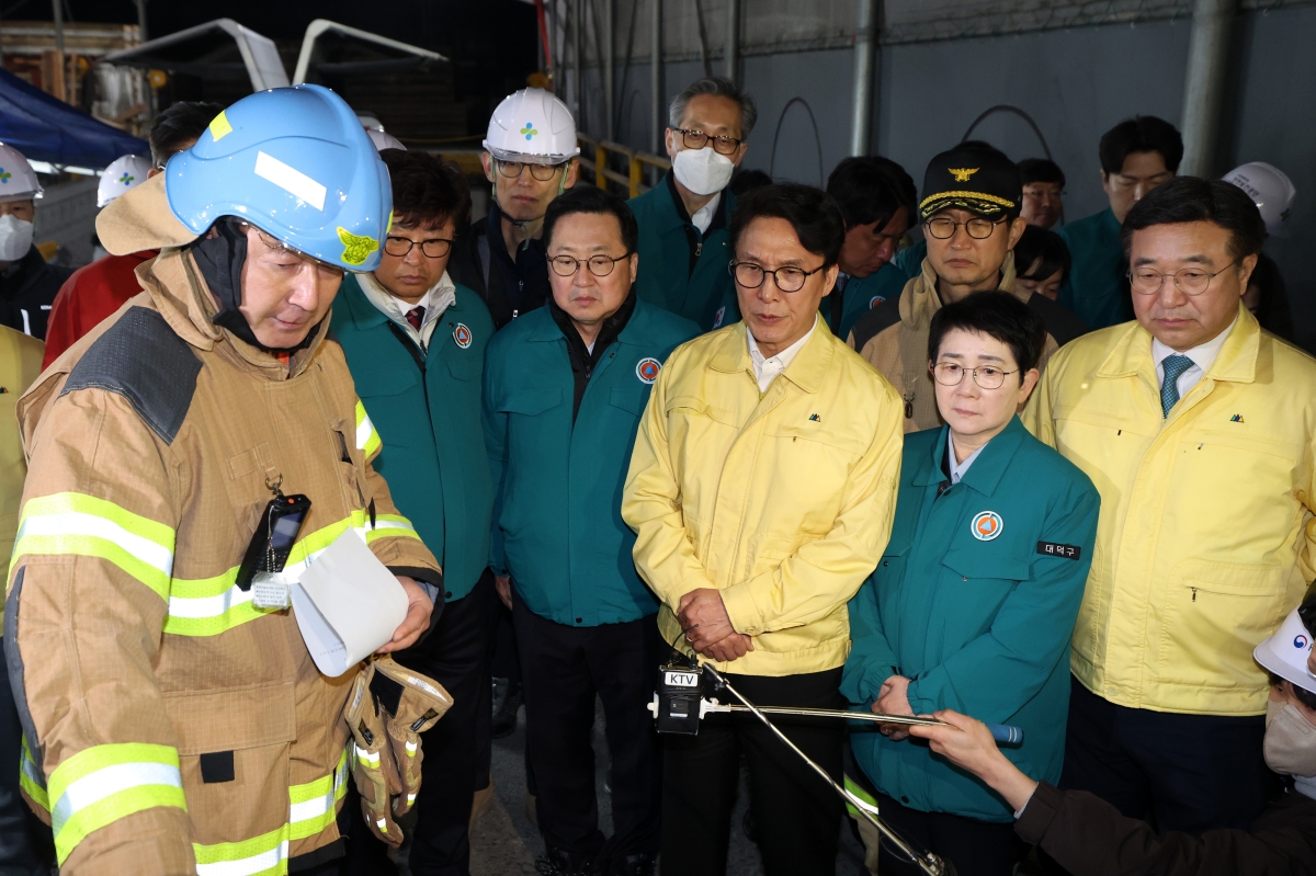 대전 공장 화재 보고받는 김민석 총리