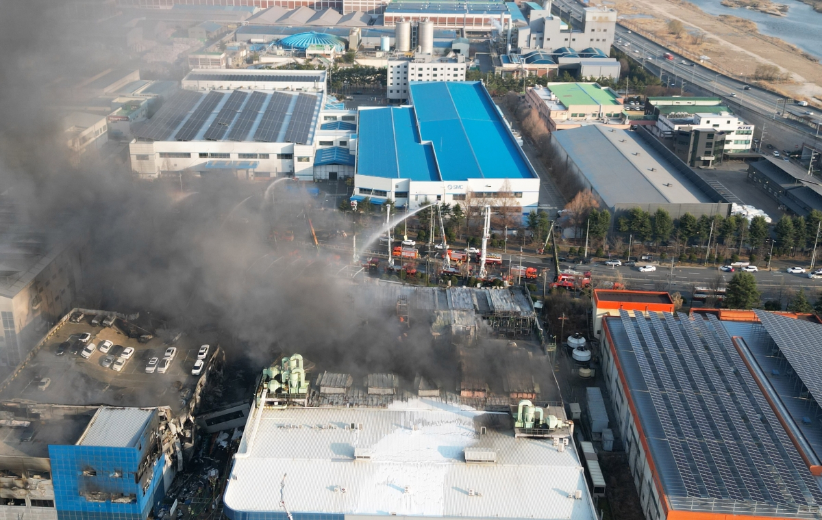 연기 내뿜는 화재 현장