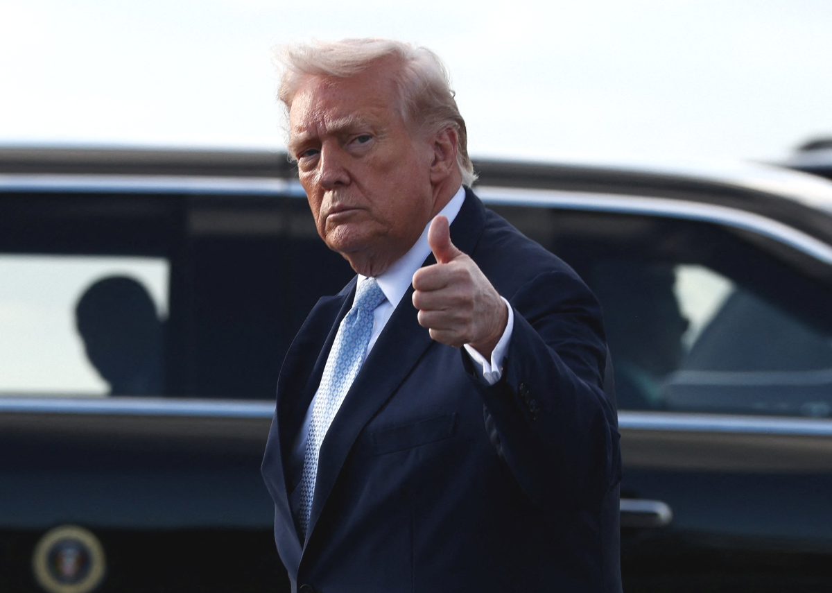 도널드 트럼프 미국 대통령이 20일(현지시간) 플로리다주 웨스트팜비치에 도착해 에어포스원에서 내리며 엄지를 들어보이고 있다. 2026.3.20 웨스트팜비치 로이터 연합뉴스