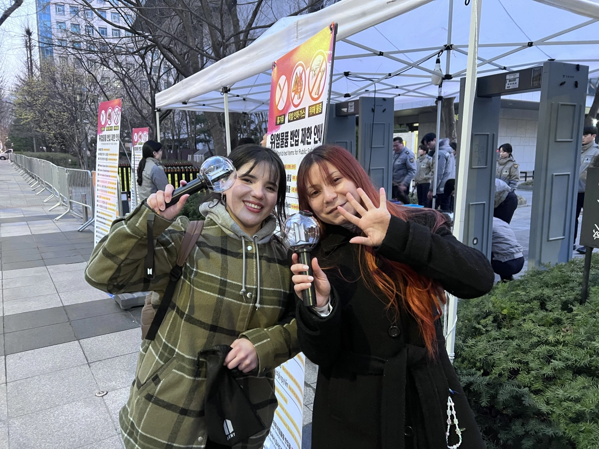 칠레 산티아고 출신 칼리(왼쪽)와 스칼렛이 그룹 방탄소년단(BTS)이 공연을 펼치는 21일 서울 종로구 광화문 광장에 일찌감치 나와 기대감을 표하고 있다. 이지 수습기자