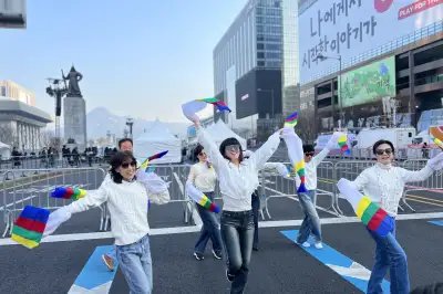 추위도 못 막은 팬심…새벽 광화문 달군 아미들의 열기