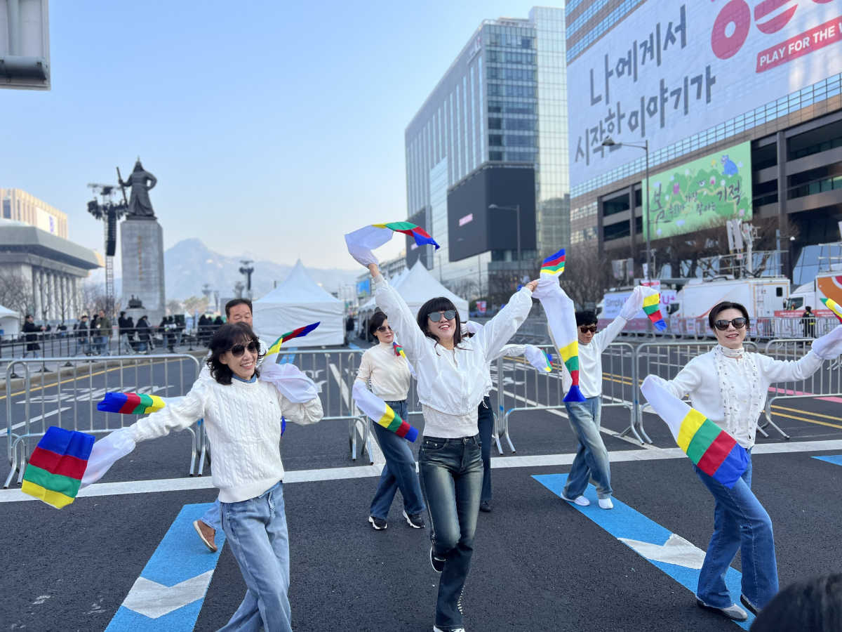 라인댄스 강사 정지아씨를 비롯한 동호회 회원들이 광화문 광장에서 그룹 방탄소년단의 노래에 맞춰 춤을 추고 있다. 이지 수습기자