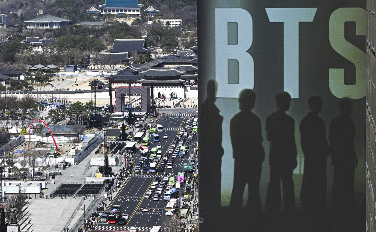 방탄소년단(BTS) 광화문 공연을 이틀 앞둔 19일 서울 종로구 광화문 광장에서 막바지 무대 준비 작업이 이뤄지고 있다. 2026.3.19 이지훈 기자