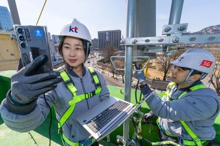 KT가 21일 서울 광화문광장에서 열리는 대규모 공연에 대비해 안정적인 통신 서비스를 제공하기 위한 네트워크 집중 관리 체계를 가동한다고 15일 밝혔다. KT 제공