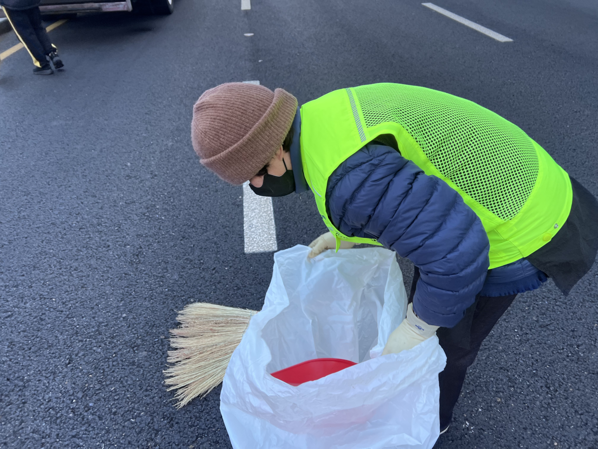 청소부 오길순씨가 21일 서울 종로구 광화문광장에서 그룹 방탄소년단(BTS)의 복귀 공연을 앞두고 바닥에 떨어진 쓰레기를 줍고 있다. 오씨는 전날부터 이어진 노동에도 “BTS 팬들이 모일 쾌적한 광장을 기대한다”며 웃어보였다. 이지 수습기자