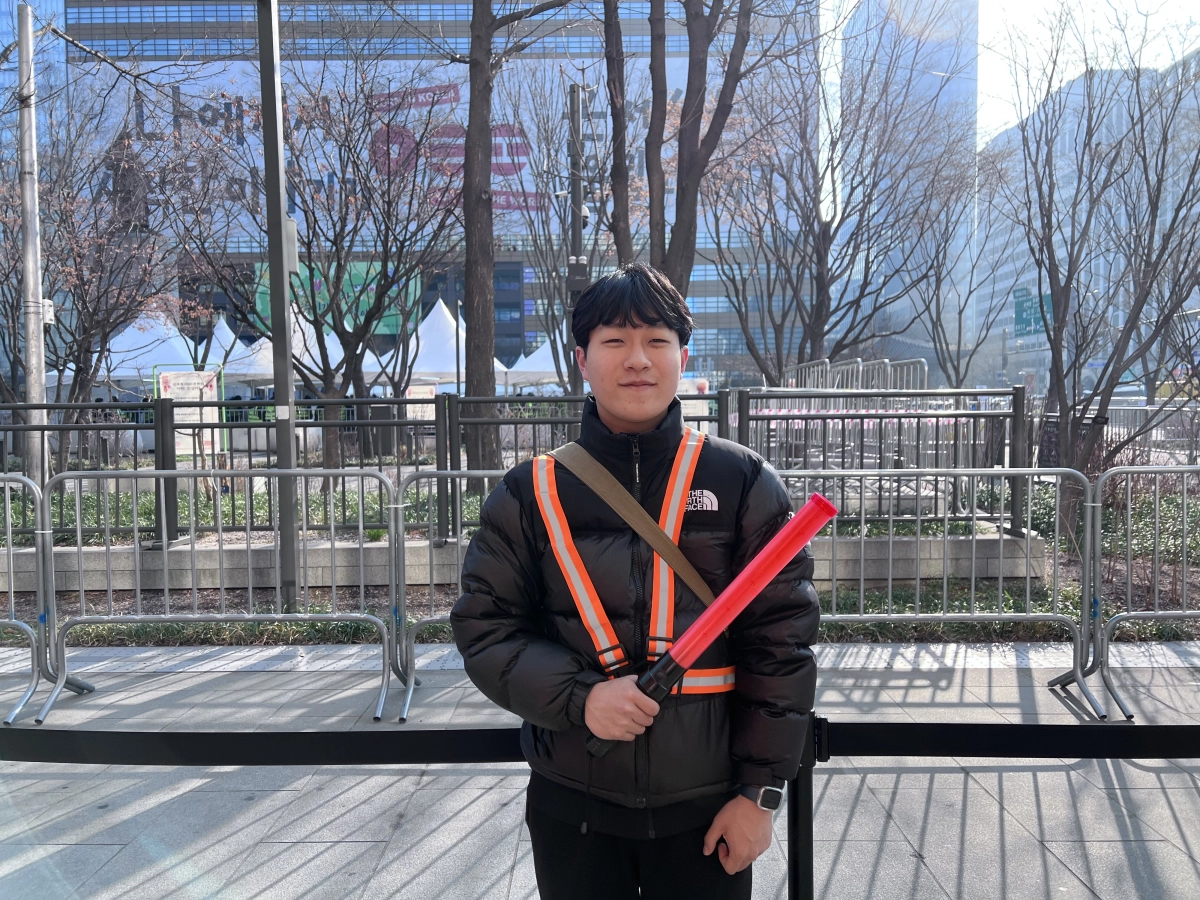 이번 BTS 공연을 앞두고 길 안내를 맡은 대학생 김하진씨. 이지 수습기자