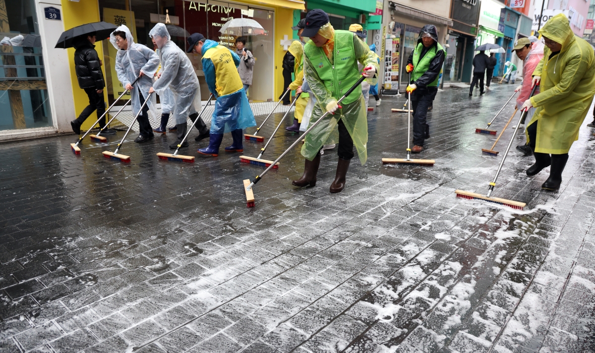 중구청·상인 합동 명동 물청소
