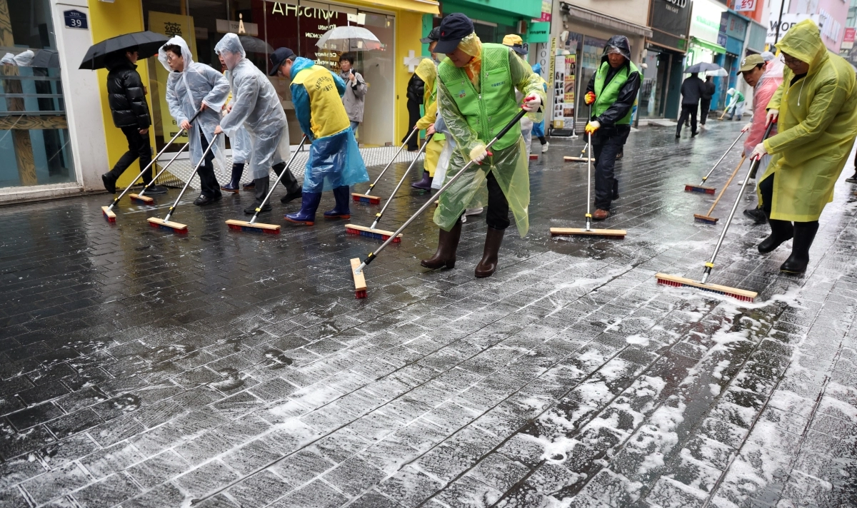 중구청·상인 합동 명동 물청소