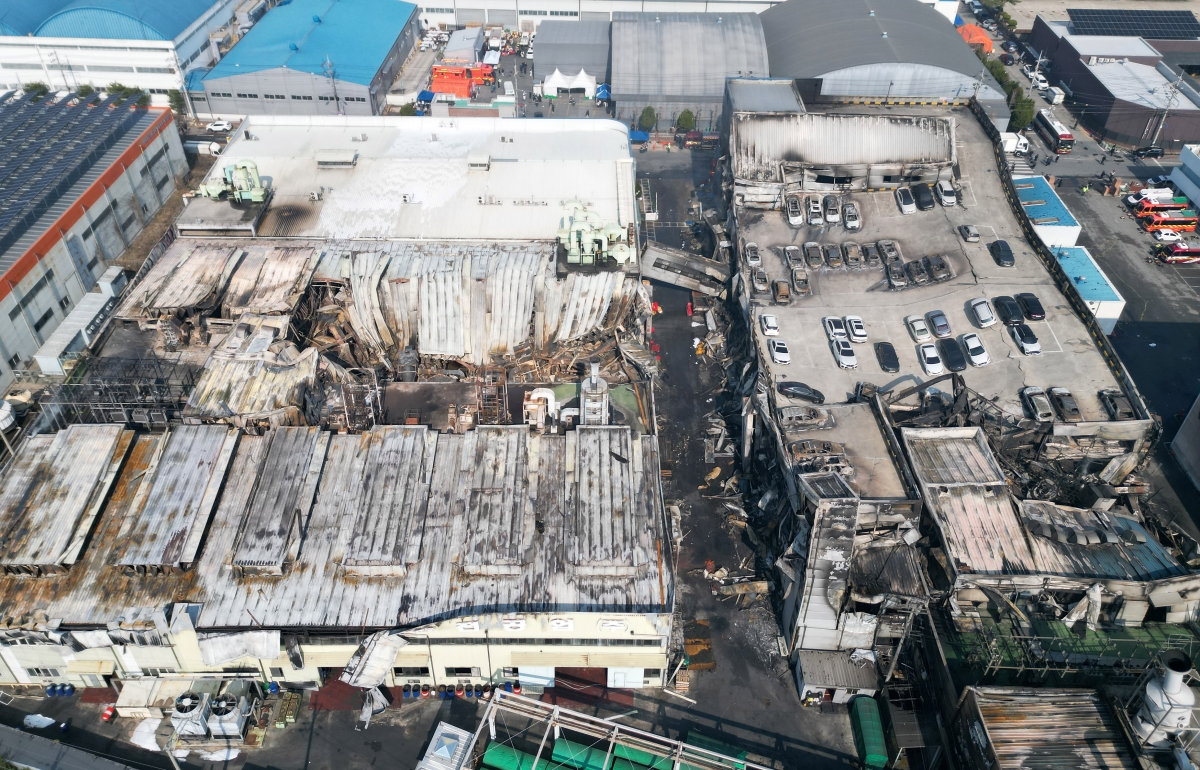 화재 피해 입은 건물과 차량