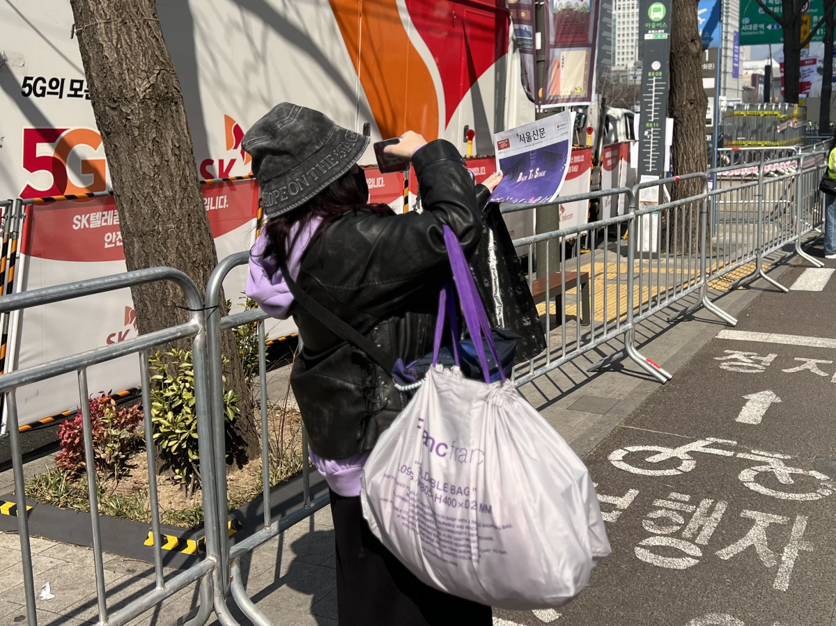 일본 오사카에서 온 ‘아미’ 야스코(62)가 서울신문 BTS 특별판을 기념촬영하고 있다. 이지 수습기자