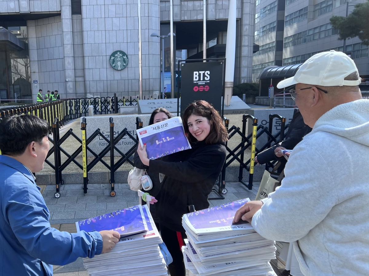멕시코 멕시코시티 출신 랑헬잭스 마리아몬세라트(가운데)가 서울신문 BTS 특별판을 받아들고 기뻐하고 있다. 이지 수습기자