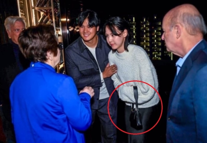 검은색 숄더백을 든 오타니 쇼헤이의 아내 다나카 마미코. 다저스 카메라맨 존 수후 인스타그램