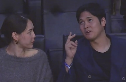 NBA LA 레이커스 경기장에서 포착된 다나카 마미코와 오타니 쇼헤이. 중계화면 캡처